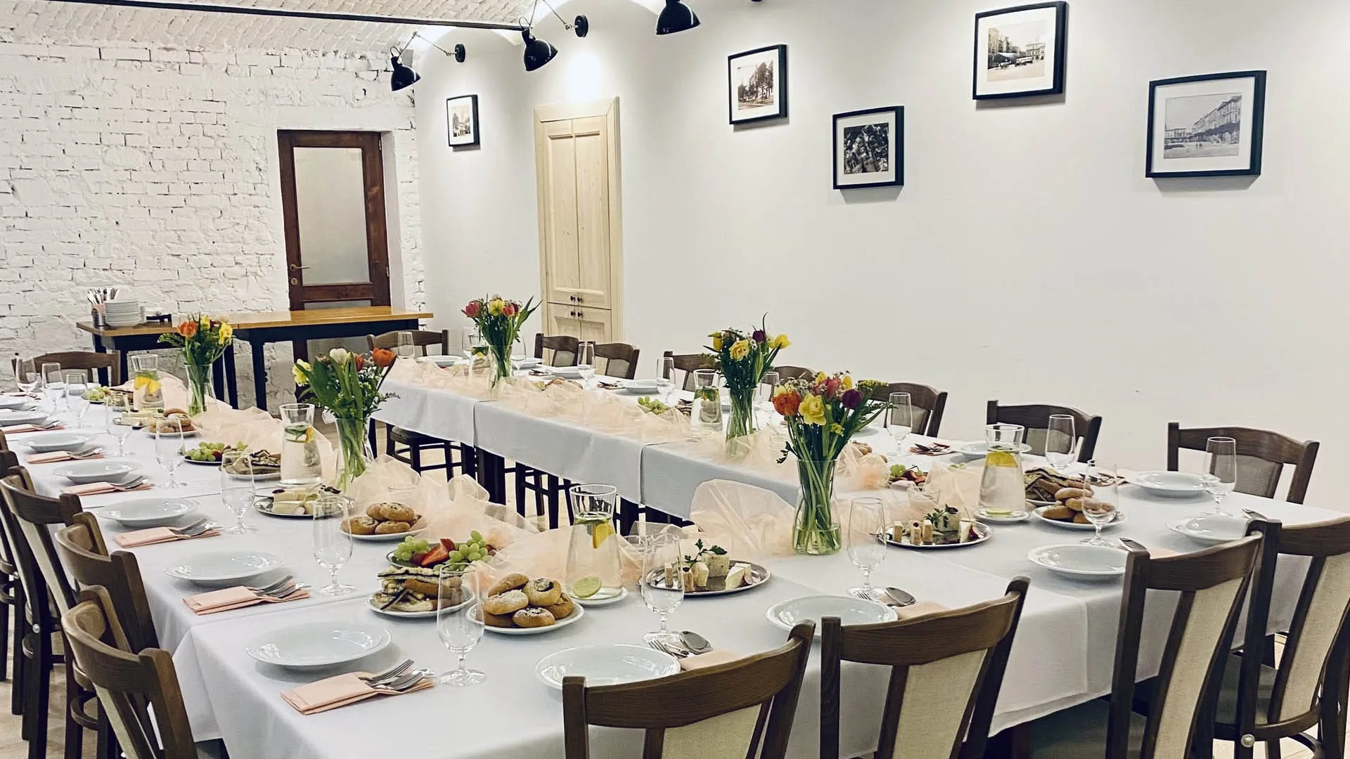 Salonek s dlouhou tabulí